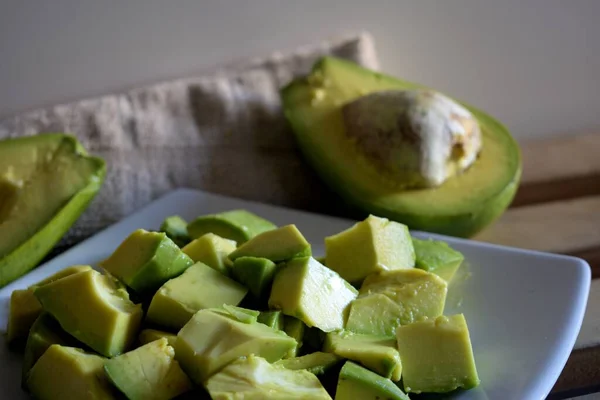 Een Close Shot Van Gesneden Stukken Avocado Een Bord Gehalveerde — Stockfoto