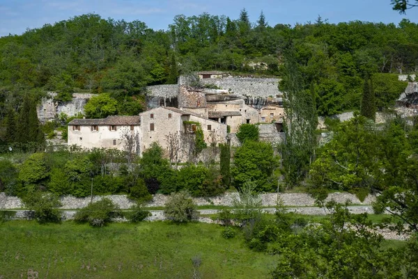 Uma Bela Paisagem Fazendas Degradadas Apegam Uma Colina Provença — Fotografia de Stock