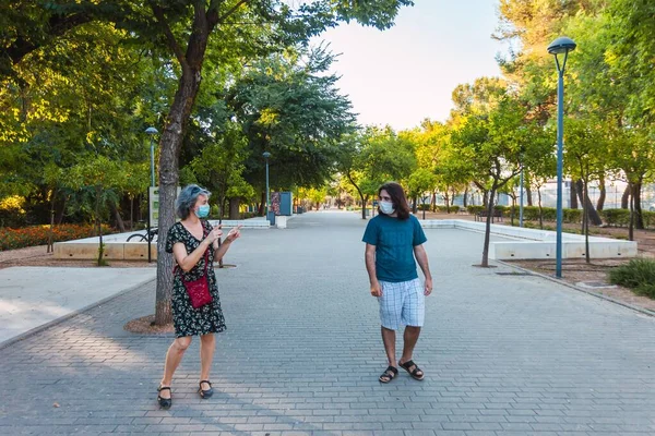 Due Persone Che Camminano Insieme Parco Mantenendo Distanza Sociale Una — Foto Stock