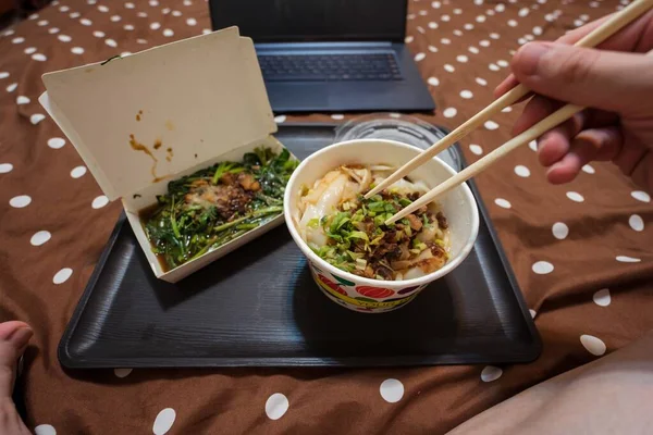 Una Toma Ángulo Alto Una Persona Comiendo Comida Asiática Viendo —  Fotos de Stock