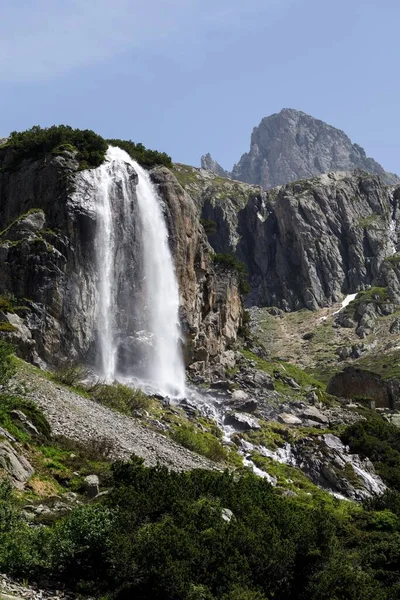 Vertikal Bild Ett Vattenfall Vid Susten Pass Som Ligger Schweiz — Stockfoto