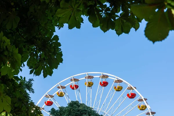 Pariserhjul Attraktion Blå Himmel Bakgrund — Stockfoto
