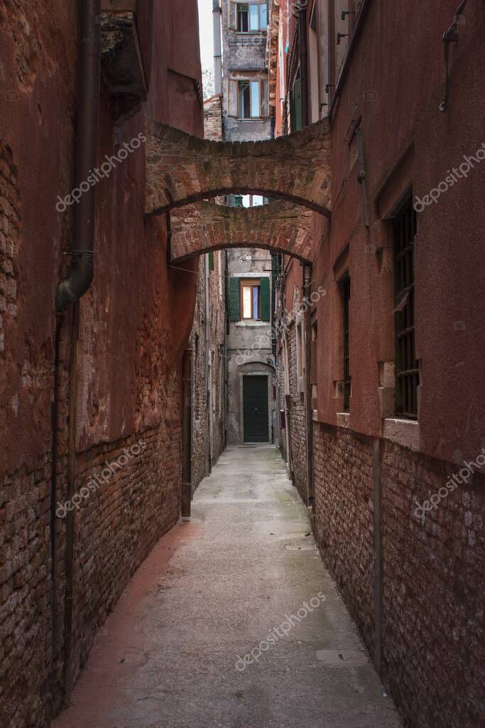 Фотообои A vertical shot of a narrow alley in Venice, Italy