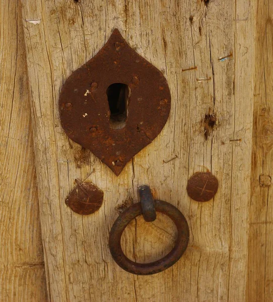 Zbliżenie Ujęcia Starego Zardzewiałego Metalowego Zamka Drewnianych Drzwiach — Zdjęcie stockowe