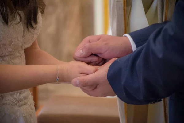 Een Close Koppel Houdt Elkaars Hand Vast Tijdens Hun Huwelijksceremonie — Stockfoto