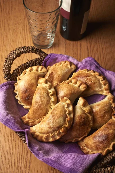 Colpo Verticale Cesto Con Pasticcini Appena Sfornati Posati Tovagliolo Viola — Foto Stock