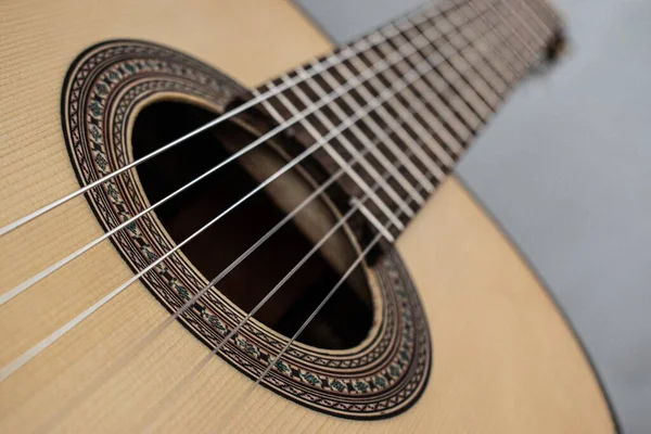 全新的褐色音色吉他 装饰华丽多彩的 — 图库照片