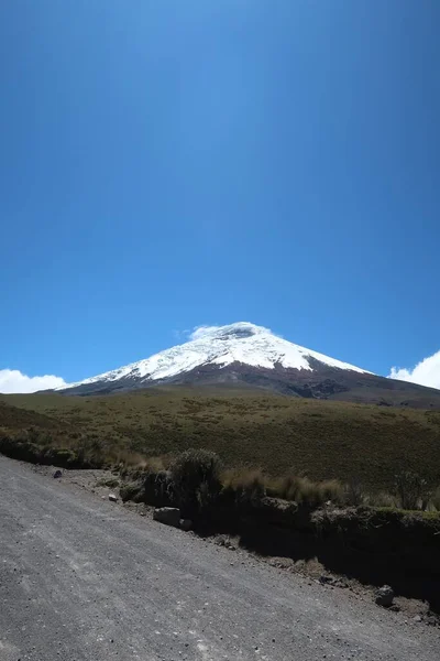 Disparo Vertical Una Montaña Con Cumbre Nevada Ecuador —  Fotos de Stock