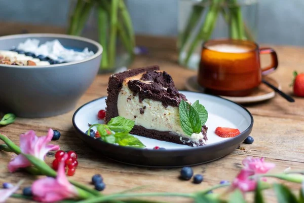 Masaya Yakın Plan Çikolatalı Cheesecake — Stok fotoğraf