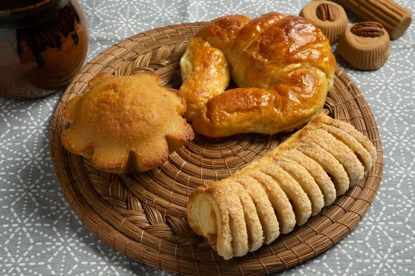 焼きたてのお菓子を茶色い食感で撮影した角度の高いショット — ストック写真