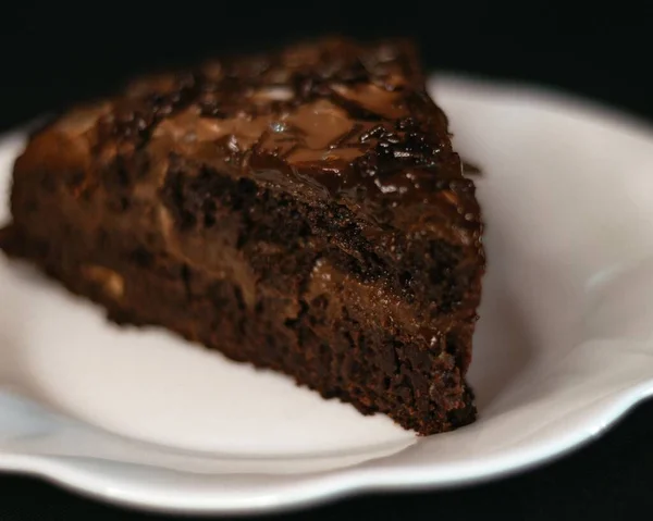 Gros Plan Délicieux Gâteau Chocolat Dans Une Assiette Blanche — Photo