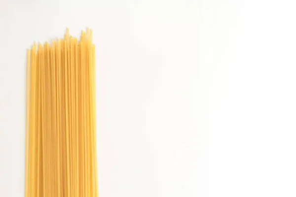Hög Vinkel Skott Några Okokt Spaghetti Isolerad Vit Yta — Stockfoto