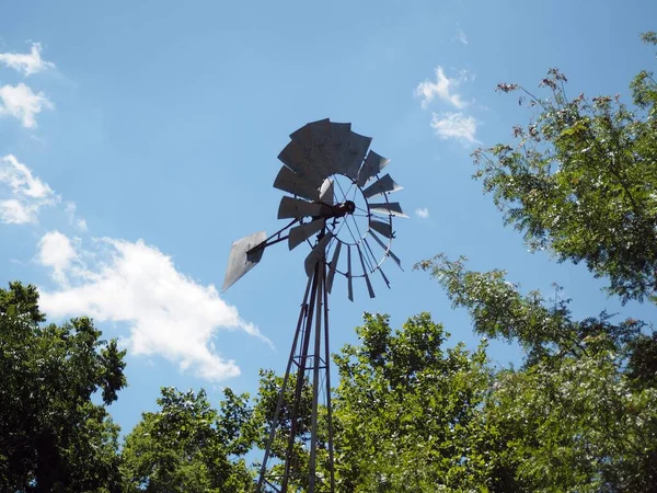Eine Windpumpe Umgeben Von Bäumen Unter Dem Reinblauen Himmel — Stockfoto
