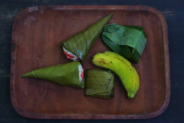 Vařená Rýže Zabalená Banánových Listech Dřevěném Podnosu — Stock fotografie
