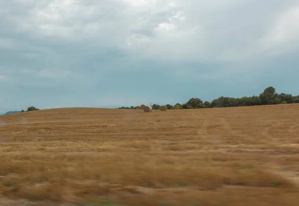 Het Ronde Hooi Balen Een Veld Gezien Door Auto Glas — Stockfoto