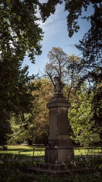 Plan Vertical Monument Dans Parc Prague — Photo