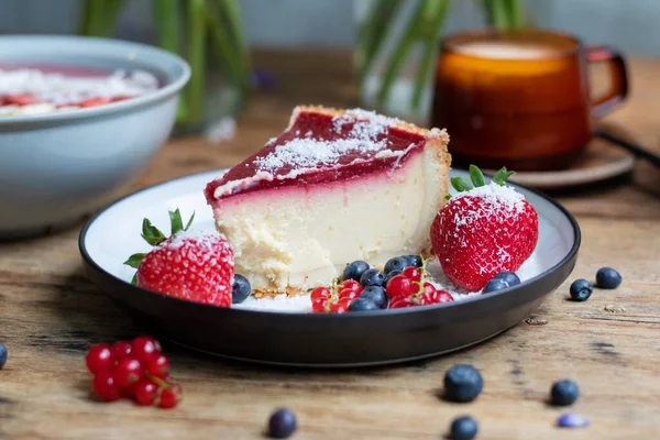 Ένα Κοντινό Πλάνο Του Cheesecake Ζελέ Διακοσμημένο Φράουλες Και Μούρα — Φωτογραφία Αρχείου