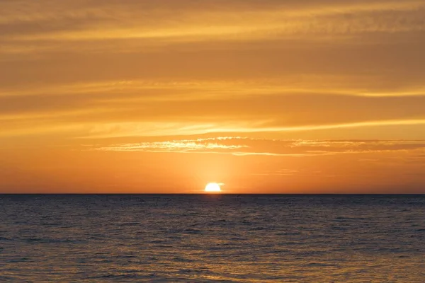 Okyanus Dalgaları Üzerinde Günbatımının Büyüleyici Bir Görüntüsü — Stok fotoğraf