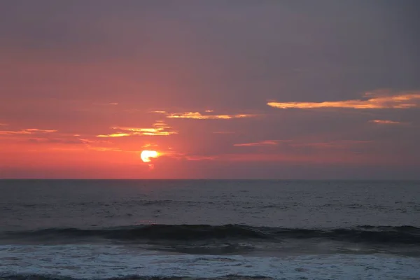 Ein Atemberaubender Blick Auf Den Sonnenuntergang Über Den Friedlichen Wellen — Stockfoto