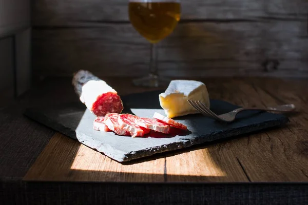 Gros Plan Brie Saucisses Fumées Sur Une Planche — Photo