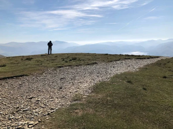 Człowiek Stojący Wzgórzu Podziwiający Widok Góry — Zdjęcie stockowe