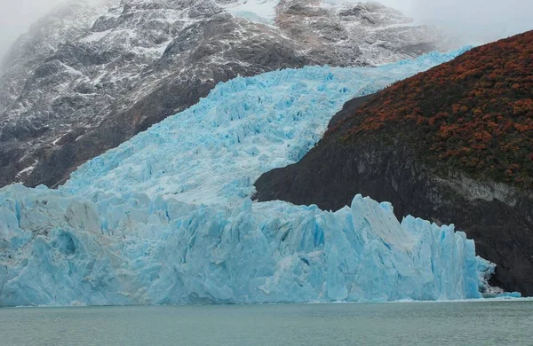 Ein Gletscher Der Ein Tal Hinunter Einem See Los Glaciares — Stockfoto