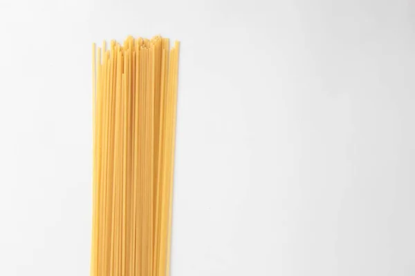 Wysokie Ujęcie Kąta Stosu Niegotowanego Spaghetti Izolowanego Białej Powierzchni — Zdjęcie stockowe