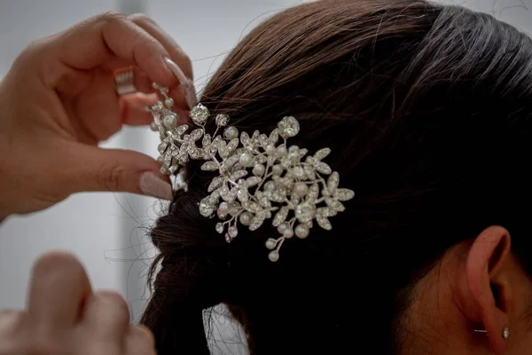Mãe Noiva Colocando Headpiece Cristal Cabelo Sua Filha Dia Casamento — Fotografia de Stock
