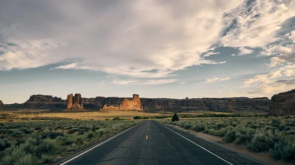 美国犹他州阿彻斯国家公园峡谷中高速公路上美丽的风景 — 图库照片
