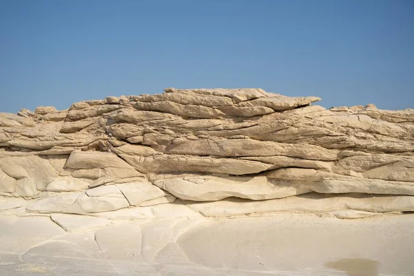Piękne Ujęcie Marmurowych Formacji Skalnych Pod Błękitnym Niebem — Zdjęcie stockowe