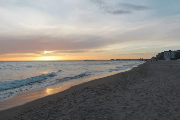 Красивый Красочный Закат Рядом Спокойным Пляжем Кадисе Испания — стоковое фото