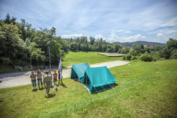 Domzale Szlovénia 2019 Július Egy Csapat Cserkész Üldögél Tűz Körül — Stock Fotó