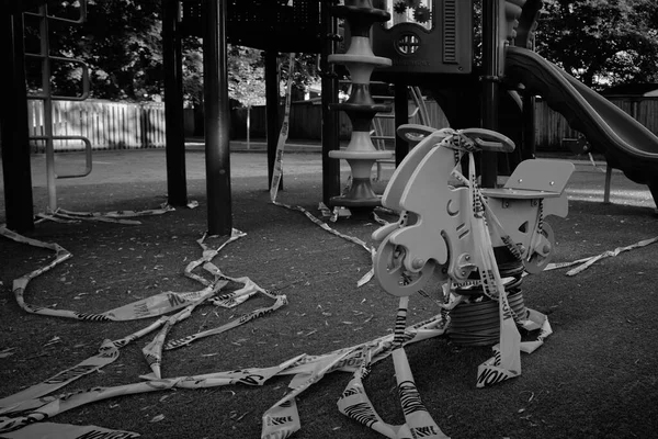 Plan Niveaux Gris Une Aire Jeux Pour Enfants Abandonnée Avec — Photo