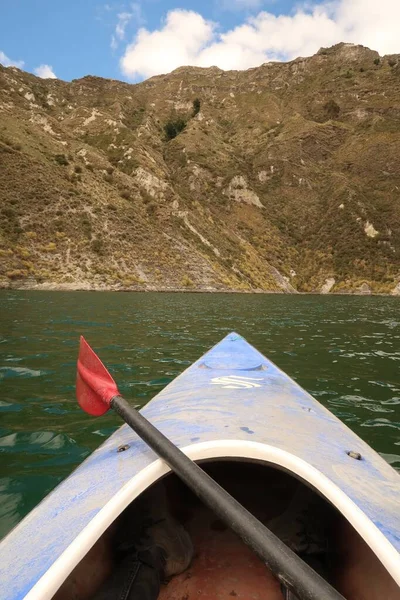 Vertical Shot Kayak Boat Lake Mountain Background Ecuador — Stock Photo, Image