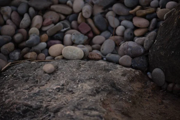Eine Felsoberfläche Und Ein Verschwommener Hintergrund Aus Kieselsteinen — Stockfoto