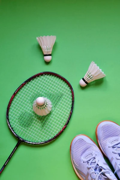 Uma Raquete Badminton Vaivém Chão Com Tênis Azul — Fotografia de Stock