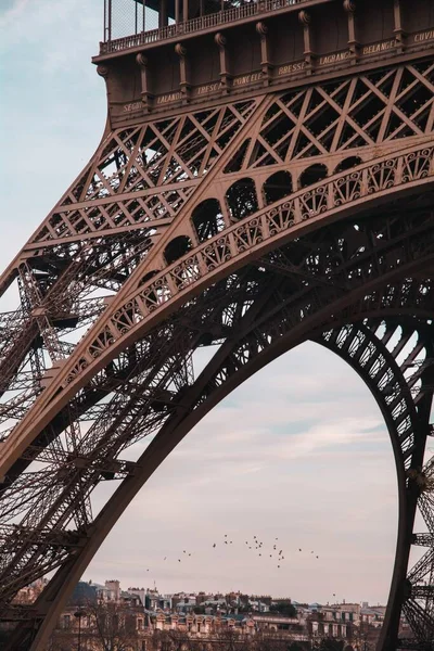 Eine Vertikale Aufnahme Des Berühmten Eiffelturms Paris Frankreich — Stockfoto