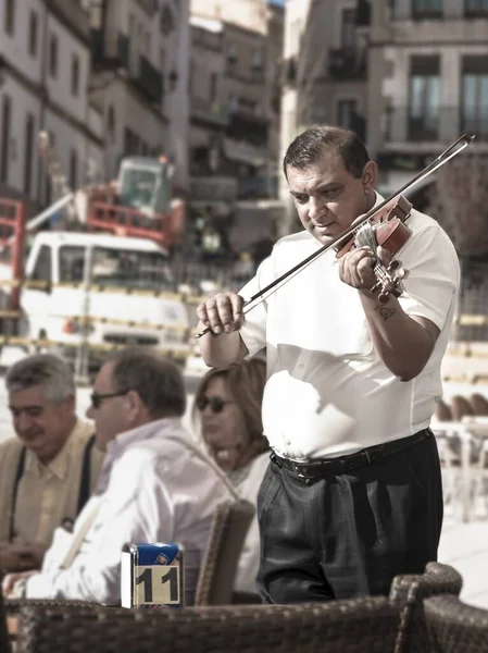 Cceres Spain Apr 2010年4月12日 一位音乐家在Caceres市长广场拉小提琴 用音乐招待游客 — 图库照片