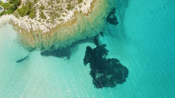 Gündüz Vakti Kayalık Bir Kıyıya Yakın Mavi Bir Okyanusun Havadan — Stok fotoğraf