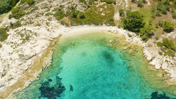 Flygvy Över Ett Blått Hav Nära Klippig Strand Dagen — Stockfoto