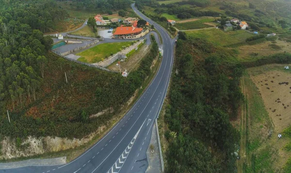 从空中俯瞰西班牙山区的道路 无人机的图像 — 图库照片