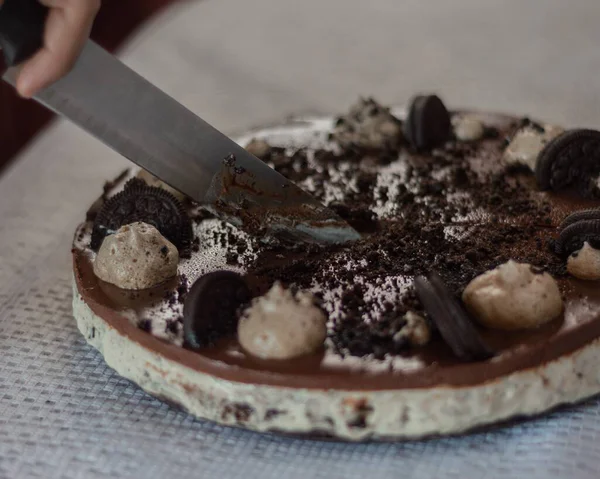 一个有饼干的美味巧克力蛋糕的特写镜头 — 图库照片