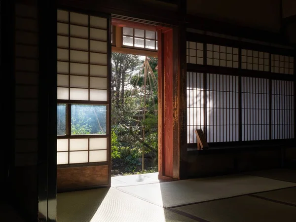 江戸時代の武家の名庭である野村家の庭から光が差し込む — ストック写真