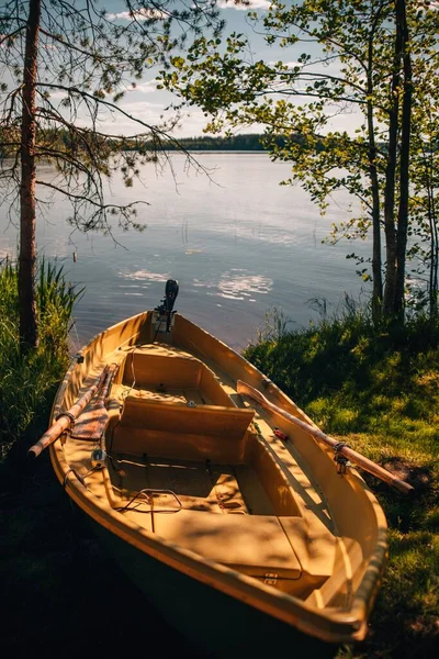 Vertical Shot Fishing Boat Green Grass Lake Sunrise — Stock Photo, Image