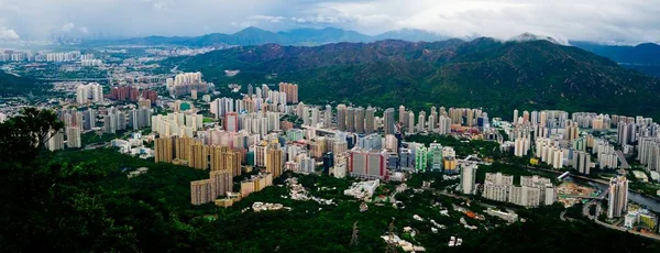 Een Panoramisch Shot Van Een Stadsgezicht Met Blauwe Lucht Achtergrond — Stockfoto