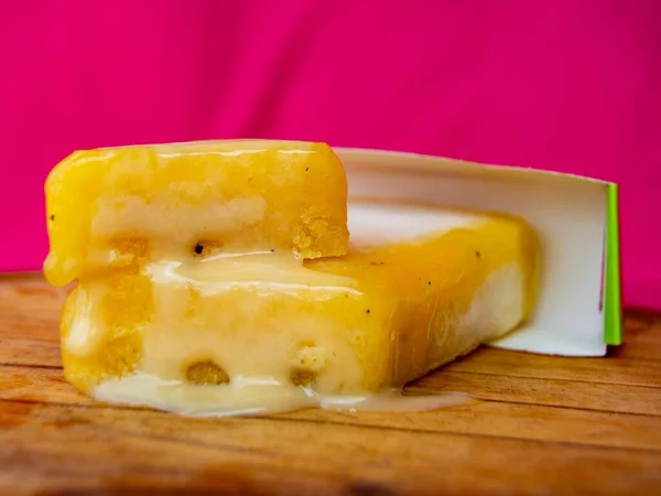 Een Zachte Focus Van Een Gele Ijspop Met Druppelvanger Een — Stockfoto