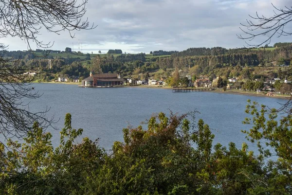 Edifícios Junto Lago Capturados Durante Dia — Fotografia de Stock