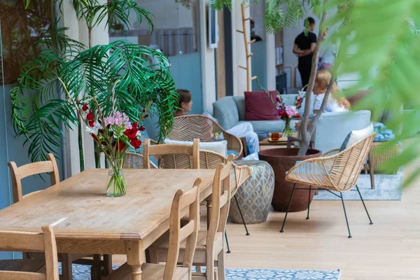 Ένα Ζεστό Καφέ Στο Ξενοδοχείο Διακοσμημένο Πράσινα Φυτά Και Λουλούδια — Φωτογραφία Αρχείου
