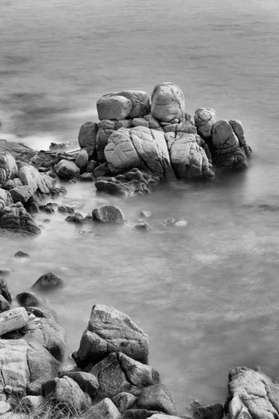 Una Escala Grises Vertical Las Rocas Medio Del Océano Capturado —  Fotos de Stock