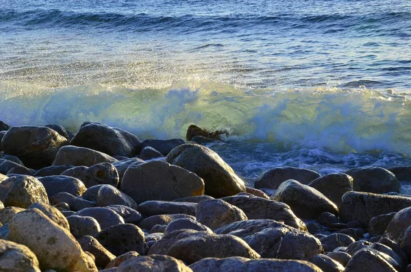 Красивий Знімок Хвиль Падають Скелястий Берег — стокове фото